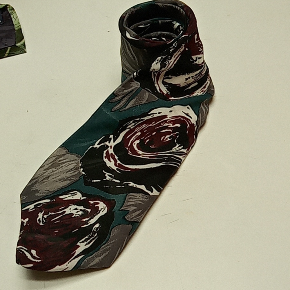 Men's floral tie